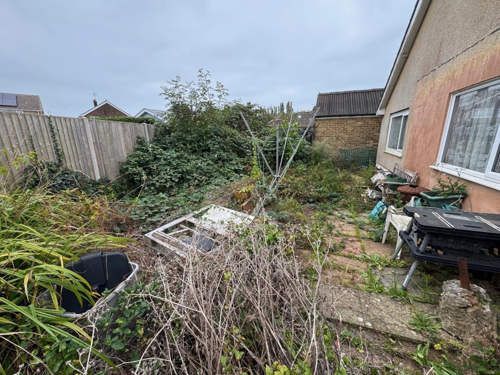 Lot: 137 - DETACHED BUNGALOW FOR IMPROVEMENT - Rear garden